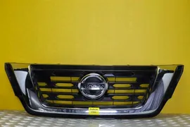 nissan pathfinder r52 рестайлинг 17 - решетка радиатора передняя