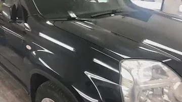 Ниссан X-TRAIL чёрного цвета.