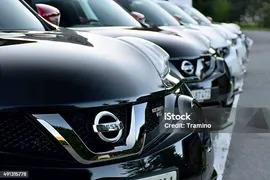 Nissan Автомобили Подряд — стоковые фотографии и другие картинки Nissan - Nissan, Автомобиль, В ряд