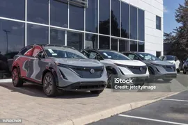 Дисплей Nissan Ariya В Дилерском Центре Nissan Предлагает Ariya В Качестве Нового Электрического Кроссовера — стоковые фотографии и другие картинки Nissan