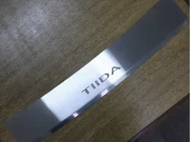 НАКЛАДКА НА БАМПЕР С ЗАГИБОМ NISSAN TIIDA 5D