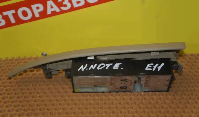 Блок управления стеклоподъемниками Nissan Note E11 Перед Право-2
