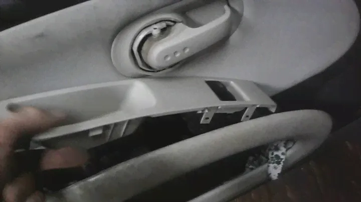 разборка обшивки  водительской двери на Nissan Micra