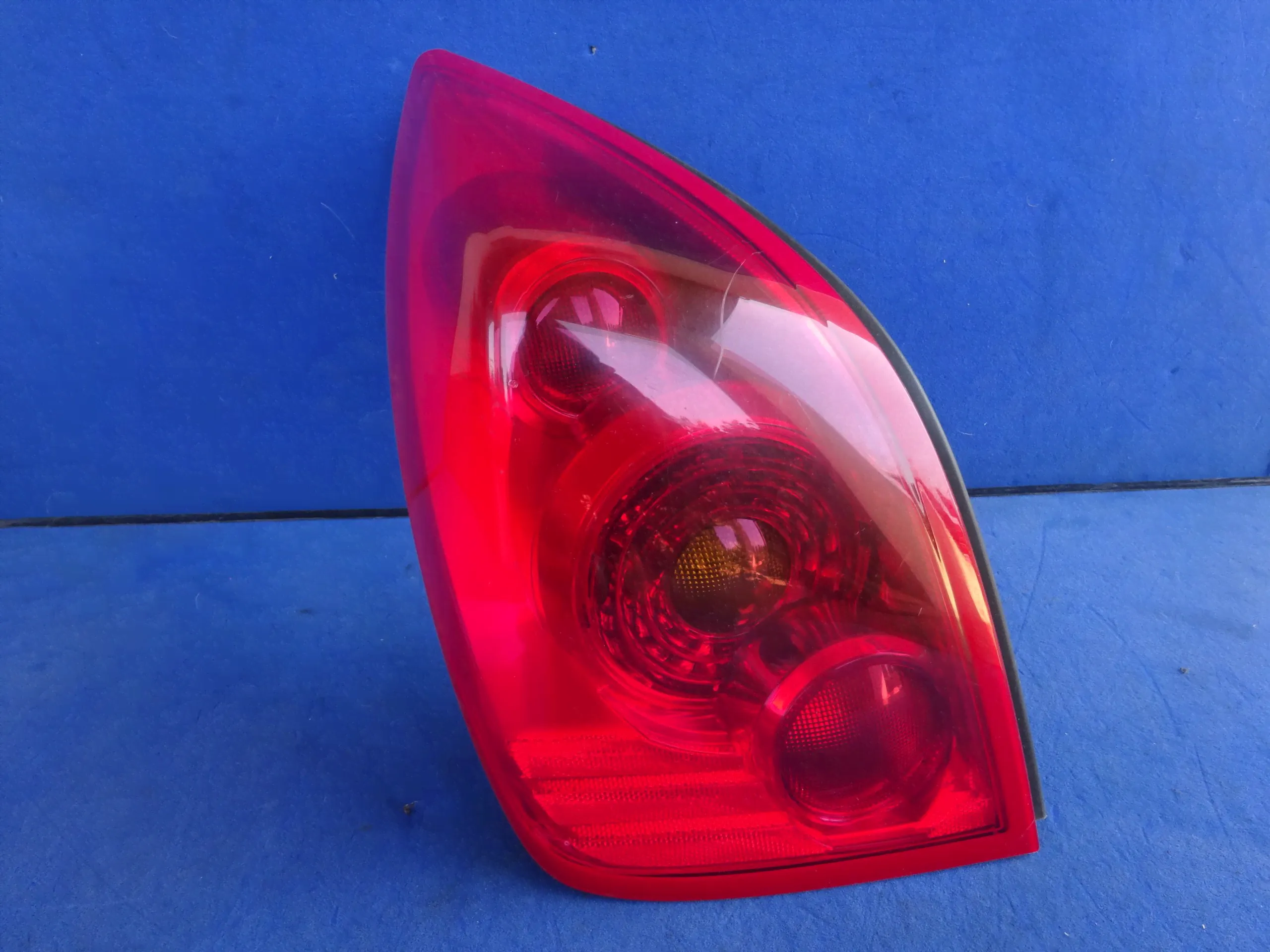 Фонарь задний левый Nissan Primera P12/W12 (2001-2008), 1060462-0