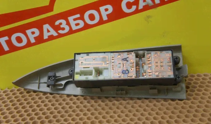 Блок управления стеклоподъемниками Nissan Note E11 Перед Право-1