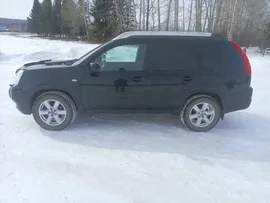 Легковой автомобиль Nissan X-Trail 2010 года выпуска
