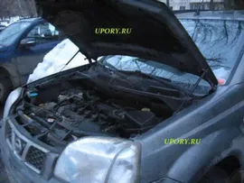 Упор капота Nissan X-Trail T-30, 2000-2007